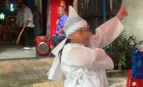 Đứa con gái út của chị H. mới lên 8 tuổi đã sớm mồ côi mẹ.