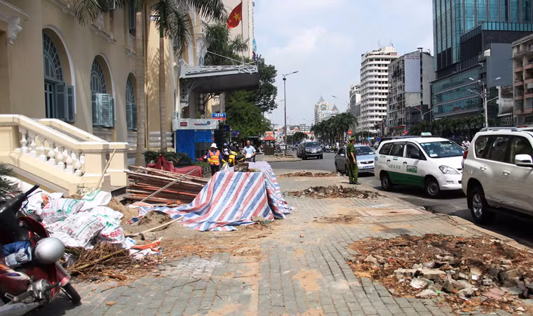 Nơi đây giờ đã trở thành "đại công trường". Người dân đang rất háo hức chờ đợi sau 6 tháng "phong tỏa" tuyến đường đẹp nhất Sài Gòn sẽ được khoác chiếc áo mới để đón chào du khách từ khắp nơi trên thế giới đến với TP HCM.