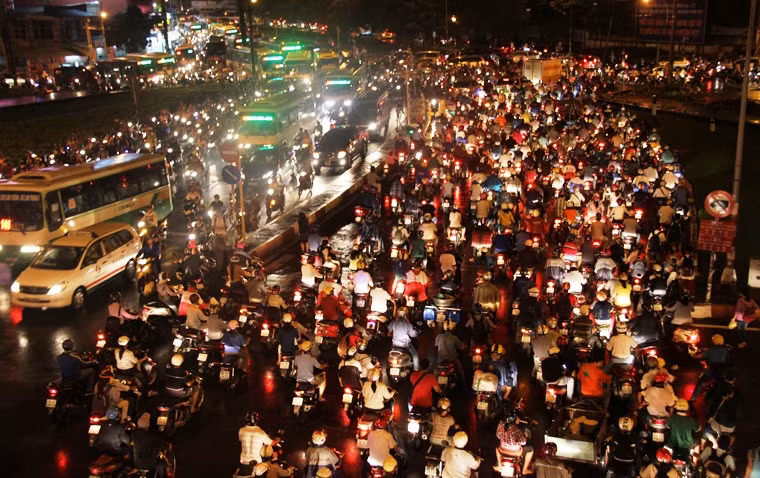 Tại các tuyến đường xung quanh như Võ Văn Ngân, Lê Văn Chí, Nguyễn Văn Bá (quận Thủ Đức), đường Lê Văn Việt (quận 9) tình trạng ùn tắc giao thông cũng diễn ra vô cùng phức tạp.