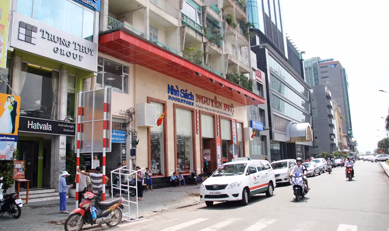 Hiện du khách giảm đáng kể suốt những tháng qua khi khu vực trung tâm thành phố được phong tỏa để thi công các công trình quan trọng như: Nhà ga tuyến Metro Bến Thành - Suối Tiên; tượng đài Bác Hồ, quảng trường đường Nguyễn Huệ...