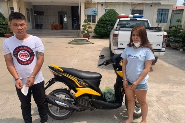 Cap doi het tien lai di cuop bi bat nong tren pho o TP.HCM