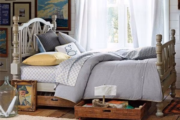 Tuy nhiên, bạn không nên đặt sách vở cũ dưới gầm giường bởi chúng thường dễ nảy sinh mối một ảnh hưởng tới hệ hô hấp sức khỏe người nằm trên giường. Nhất là với người gia và trẻ nhỏ có hệ miễn dịch không tốt thường dễ bị bệnh. 