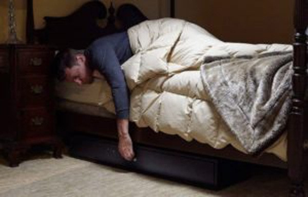 Hơn nữa, gầm giường nói chung không có ánh sáng nên khi để đồ bằng sắt trong môi trường ẩm thấp, tối tăm chắc chắn sẽ bị gỉ, lâu ngày sẽ mục nát. Trong phong thủy, 'đồ sắt' tượng trưng cho điều đại kỵ, ngột ngạt, rất bất lợi cho sức khỏe, người xưa còn cho rằng đặt đồ dùng bằng sắt dưới gầm giường sẽ dễ mang đến tai họa, rắc rối không đáng có cho gia đình.