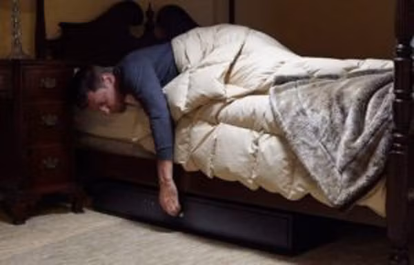 Hơn nữa, gầm giường nói chung không có ánh sáng nên khi để đồ bằng sắt trong môi trường ẩm thấp, tối tăm chắc chắn sẽ bị gỉ, lâu ngày sẽ mục nát. Trong phong thủy, 'đồ sắt' tượng trưng cho điều đại kỵ, ngột ngạt, rất bất lợi cho sức khỏe, người xưa còn cho rằng đặt đồ dùng bằng sắt dưới gầm giường sẽ dễ mang đến tai họa, rắc rối không đáng có cho gia đình.