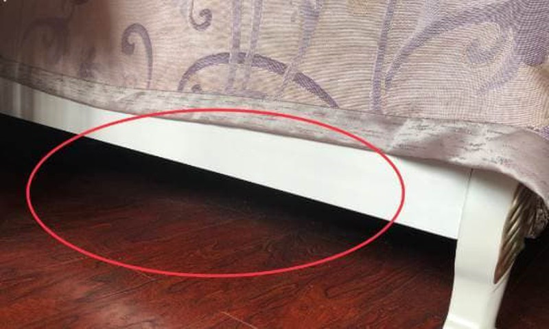 Đặt đồ điện tử dưới gầm giường. Nhiều gia đình có những đồ dùng điện tử không dùng đến nên đã để dưới gầm giường để tiếp kiệm không gian sống. Tuy nhiên, đồ điện từ thường có sóng từ nên khi đặt dưới gầm giường sẽ ảnh hưởng tới sức khỏe của người nằm trên giường. 