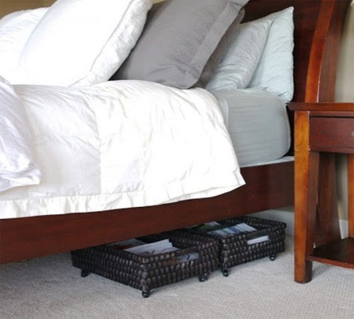 Đặt đồ sách vở cũ dưới gầm giường. Nhiều gia đình thường thiết kế gầm giường là nơi chứa đồ như quần áo, sách vở cũ không dùng tới nhằm tiết kiệm không gian. 