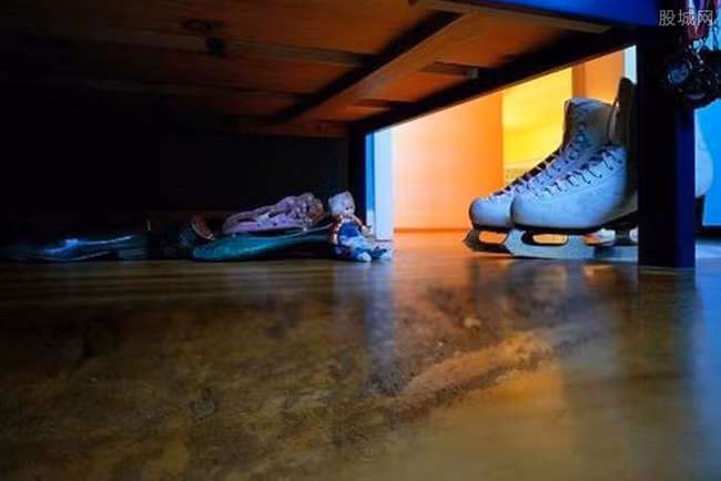 Đặt các mảnh vỡ, quần áo dưới gầm giường. Ngoài ra, không khí dưới gầm giường không tốt là nơi tích tụ nhiều bụi bẩn nhất, nếu có trẻ nhỏ ở nhà sẽ ảnh hưởng nhất định sức khỏe của chúng.