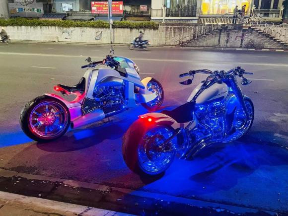 Tuấn Hưng hạnh phúc khoe chiếc mô tô khủng được bà xã tặng Tuan Hung hanh phuc khoe chiec mo to khung duoc ba xa tang