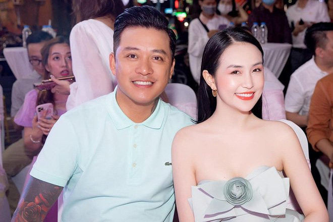 Tuấn Hưng hạnh phúc khoe chiếc mô tô khủng được bà xã tặng - Hình 3 Tuan Hung hanh phuc khoe chiec mo to khung duoc ba xa tang-Hinh-3