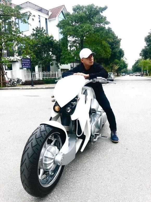 Tuấn Hưng hạnh phúc khoe chiếc mô tô khủng được bà xã tặng - Hình 2 Tuan Hung hanh phuc khoe chiec mo to khung duoc ba xa tang-Hinh-2
