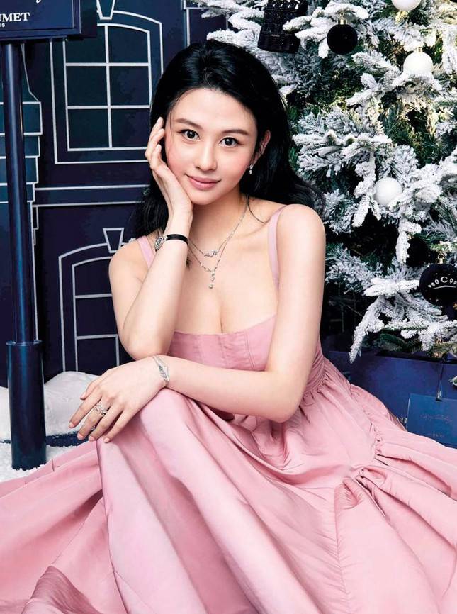 Nu bac si bat ngo noi tieng vi giong ‘Nu hoang 18+’ Khau Thuc Trinh-Hinh-6