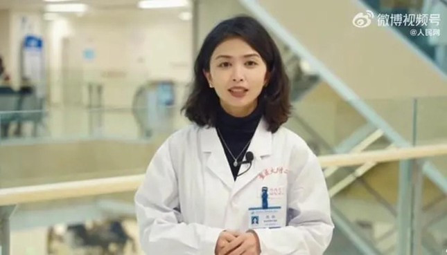 Nu bac si bat ngo noi tieng vi giong ‘Nu hoang 18+’ Khau Thuc Trinh-Hinh-2