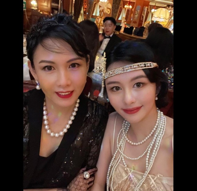 Nu bac si bat ngo noi tieng vi giong ‘Nu hoang 18+’ Khau Thuc Trinh-Hinh-7