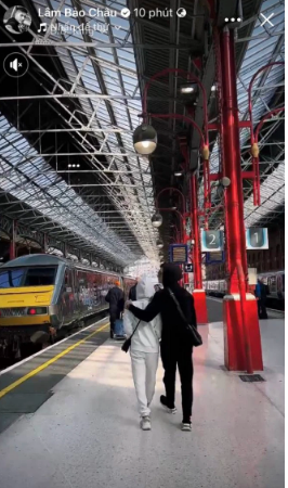 Lam Bao Chau om ap Le Quyen cuc tinh tren pho Anh Quoc khien fan tan chay