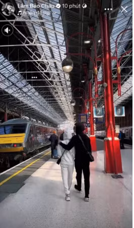 Lâm Bảo Châu ôm ấp Lệ Quyên cực tình trên phố Anh Quốc khiến fan tan chảy Lam Bao Chau om ap Le Quyen cuc tinh tren pho Anh Quoc khien fan tan chay