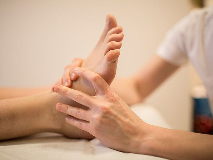 5 dong tac xoa bop truoc khi ngu giup co the thai doc, ngu ngon hon