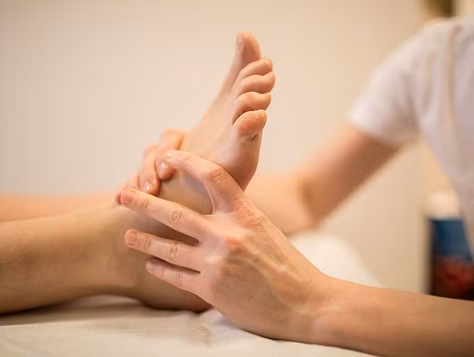 5 dong tac xoa bop truoc khi ngu giup co the thai doc, ngu ngon hon