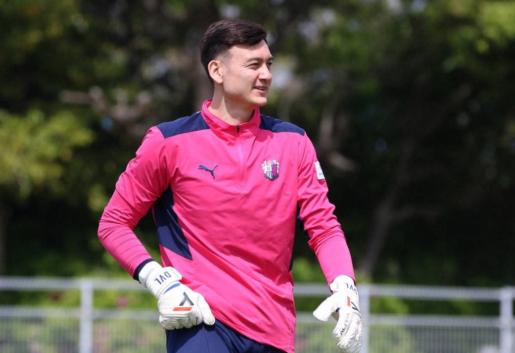 Đây là bệ phóng để Văn Lâm chuyển sang khoác áo Cerezo Osaka, đội bóng đang chơi ở J1 League. Thủ môn này cần nỗ lực rất nhiều để chiếm suất bắt chính. Anh chỉ mới có 2 lần ra sân cho đội bóng Nhật Bản (ở AFC Champions League và Cúp Hoàng đế Nhật Bản). Ảnh: Cerezo Osaka.
