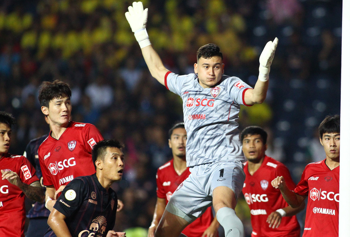 Đặng Văn Lâm là cầu thủ Việt Nam duy nhất gặt hái được thành công ở nước ngoài. Anh chiếm suất bắt chính, sắm vai trụ cột ở Muangthong United (Thái Lan). Anh gia nhập đội bóng này với phí chuyển nhượng hơn 16 triệu baht (khoảng 480.000 USD), mức lương 340.000 baht/tháng. Anh chơi cho Muangthong trong giai đoạn 2019-2021 và có 42 lần ra sân. Ảnh: Quang Thịnh.