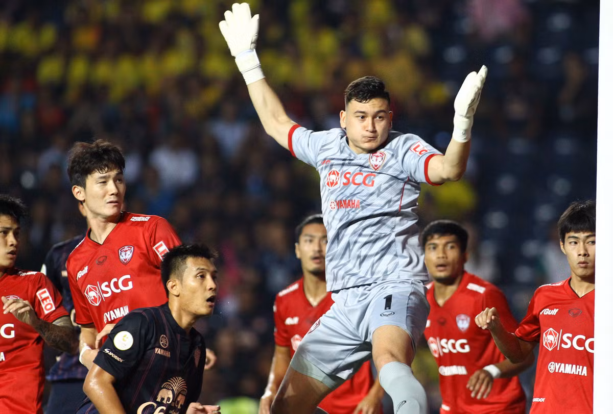 Đặng Văn Lâm là cầu thủ Việt Nam duy nhất gặt hái được thành công ở nước ngoài. Anh chiếm suất bắt chính, sắm vai trụ cột ở Muangthong United (Thái Lan). Anh gia nhập đội bóng này với phí chuyển nhượng hơn 16 triệu baht (khoảng 480.000 USD), mức lương 340.000 baht/tháng. Anh chơi cho Muangthong trong giai đoạn 2019-2021 và có 42 lần ra sân. Ảnh: Quang Thịnh.