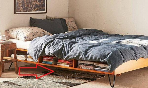 Trái đất có từ trường siêu lớn, khi chúng ta ngủ, từ trường giữa cơ thể và trái đất điều hòa nên chúng ta có thể ngủ rất ngon, nhưng nếu có một đồ vật bằng sắt dưới gầm giường sẽ làm thay đổi từ trường và do đó ngủ rất trằn trọc. 