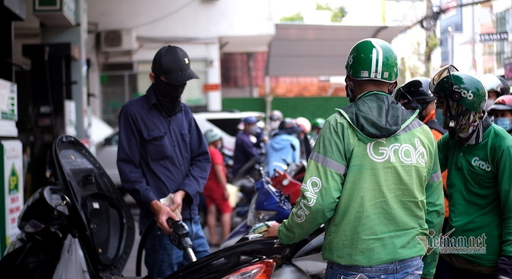 Chay tui vi xang: Shipper chi nhan don gan, sieu thi doi dau nha cung cap