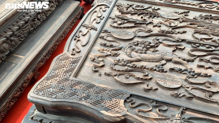 Chiếc bàn có bề mặt rộng khoảng 2 m2, được chạm nổi 3D.