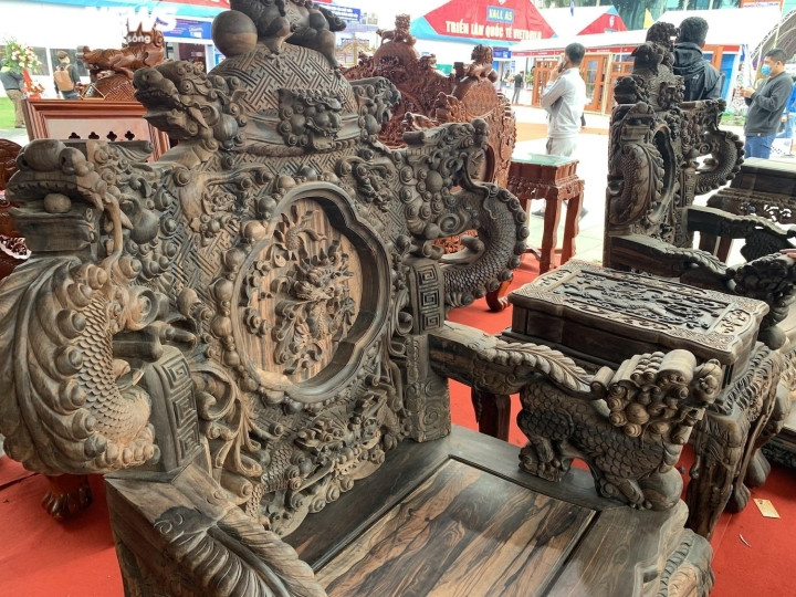 Bà Toan, đến từ Hợp tác xã đồ gỗ mỹ nghệ Toan Lộc Đồng Kỵ, nơi sản xuất bộ bàn ghế cho biết: “Toàn bộ 17 sản phẩm của bộ bàn ghế này đều được đục bằng tay, không có bất cứ chi tiết nào xử lý công nghiệp. Do đó, thời gian để hoàn thành rất lâu, phải được tính bằng năm”.