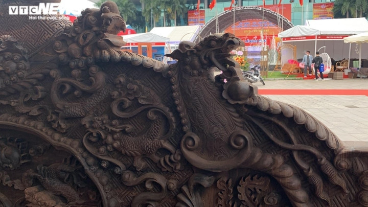 Đúng như tên gọi, toàn bộ hoạ tiết được chạm trổ trên bộ bàn ghế đều hình ảnh của 4 linh vật: Long (rồng), Lân (kỳ lân), Quy (rùa), Phượng (phượng hoàng). Những hoa văn này tinh xảo đến mức khiến ai nhìn vào cũng thấy được sự kỳ công, tỉ mỉ.