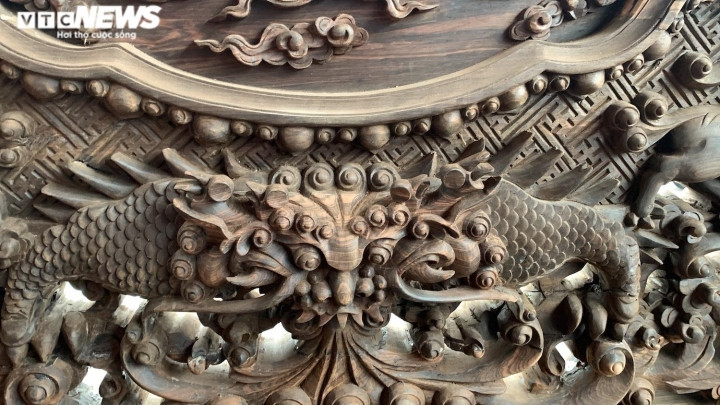 Giữa bạt ngàn hàng hóa gây ấn tượng bởi kích thước "khủng", nổi bật lên bộ bàn ghế Rồng đỉnh tứ linh bằng gỗ mun hoa.