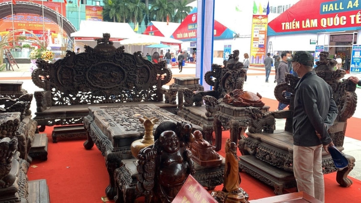 Chủ hàng cũng tư vấn, bộ bàn ghế phù hợp với phòng khách rộng từ 50m2 trở lên.