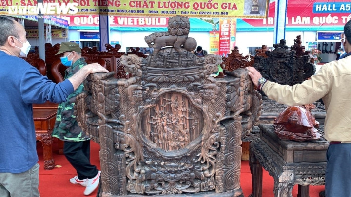 Bộ bàn ghế gồm 17 món đồ khác nhau: 1 bàn, 1 ghế bành, 4 ghế đại, 2 đôn ngồi, 2 đôn trà, 2 đôn hoa và 5 kê chân.