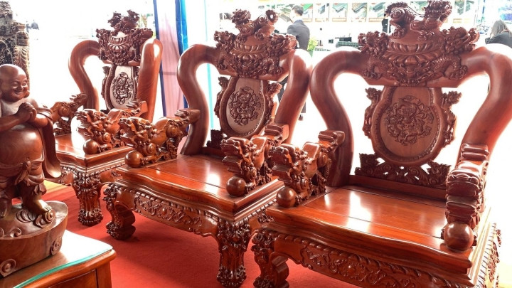 Ngoài ra, các gian hàng đồ gỗ tại triển lãm này còn có rất nhiều bộ bàn ghế, sập, ban thờ được chế tác từ các loại gỗ quý khác như gỗ hương, gỗ nu kháo đá…với mức giá khác nhau từ vài trăm triệu cho đến hàng tỷ đồng.