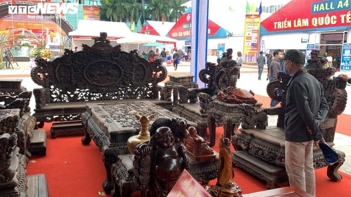 Triển lãm về xây dựng, vật liệu xây dựng, bất động sản và trang trí nội ngoại thất đang được tổ chức ở Hà Nội với 1.500 gian hàng tham gia, hàng chục nghìn món đồ liên quan.