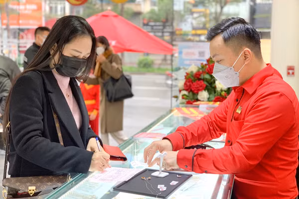 Gia vang hom nay 11/3: My ghi ky luc te nhat 40 nam, vang lai tang vot