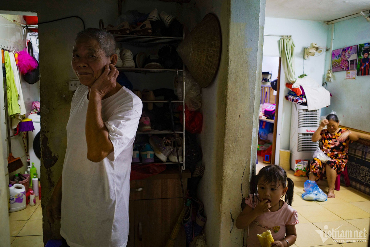 Gia đình ông Phạm Văn Giá sinh sống 3 thế hệ tại đây đã hơn 30 năm. 5 thành viên loay hoay trong một căn hộ 30m2 có tường ẩm mốc đổi màu cùng các vệt bong tróc theo thời gian. "Cứ chống ẩm lại dột, cứ sơn rồi lại bong. Do nhà tập thể xuống cấp, những năm qua nhiều người ở đây đã rao bán để chuyển đi nơi khác ở. Riêng gia đình tôi do tài chính eo hẹp buộc phải bám trụ để duy trì cuộc sống", ông Giá chia sẻ.