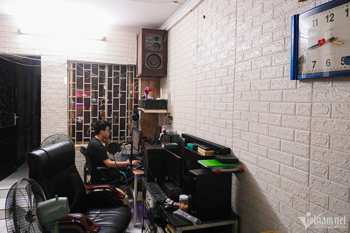 Anh Chí Hoan (dãy C1) đã nhiều lần phải sơn lại những bức tường ẩm mốc. Tuy nhiên tình trạng này vẫn kéo dài, anh thay đổi bằng cách dán các miếng xốp để che giấu bớt mảng màu xấu xí. Không mưa cũng dột là tình trạng chung ở các dãy nhà tập thể thuộc Khu tập thể Nghĩa Tân.