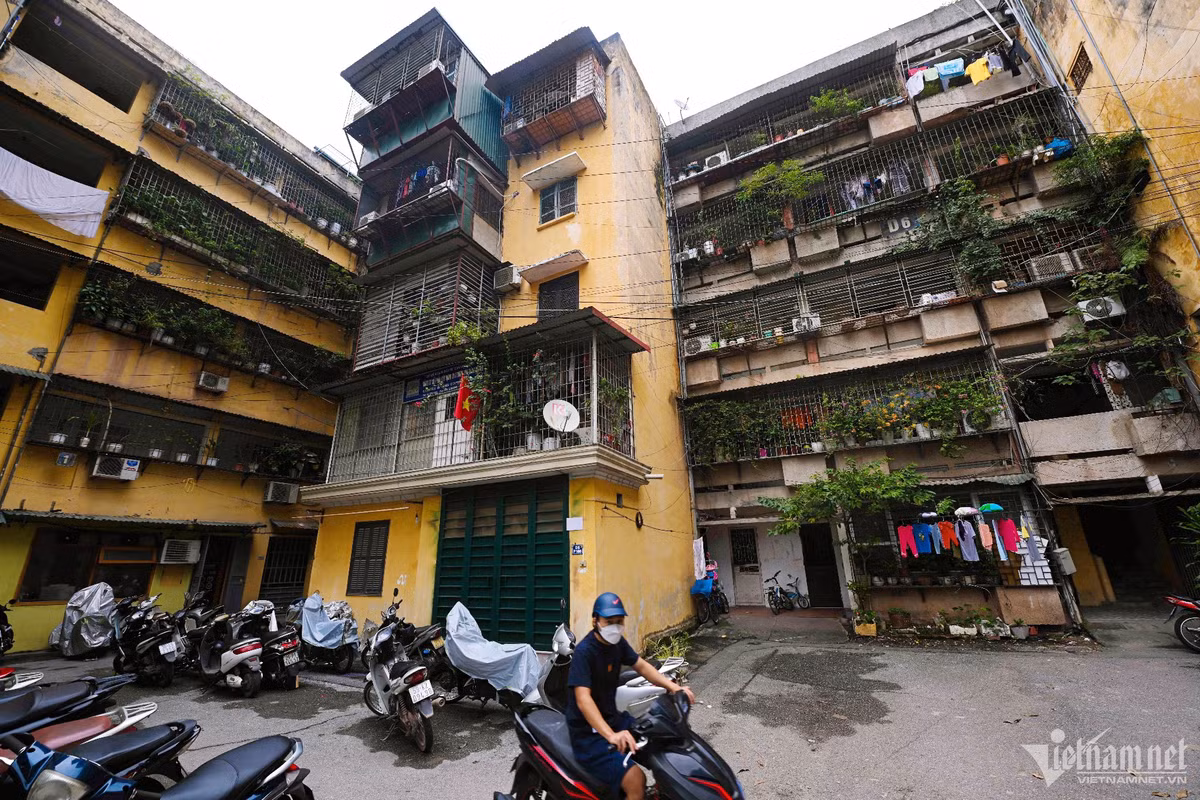 Bởi thế mà tất cả căn tập thể tại đây đều có "chuồng cọp". Mỗi nhà lấn ra ngoài khoảng không một lượng diện tích nhất định. Có những vị trí cứ càng lên cao số centimet cơi nới lại càng được tăng thêm.