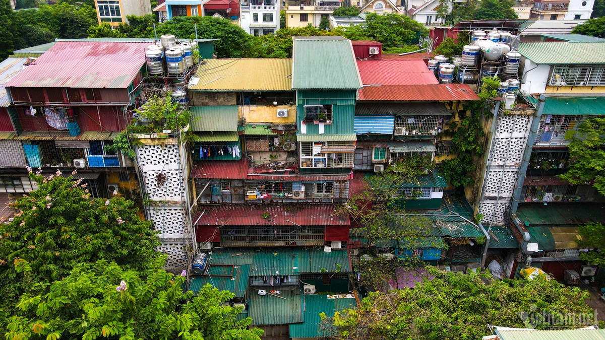 Nhìn từ trên cao, mỗi khoảng lại thấy một màu mái tôn khác nhau. Xung quanh, hệ thống "chuồng cọp" mọc lên lổn nhổn, ríu rít bám chặt lấy những bờ tường đã nhiều năm tuổi.