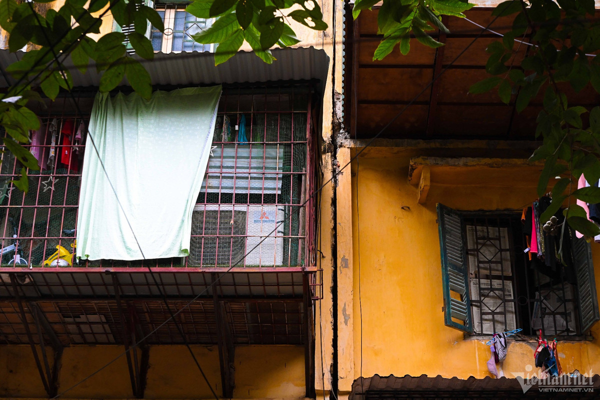 Những vết tường nứt giữa các căn hộ ngày càng hiện rõ, len lỏi bủa vây "hệ thống chuồng cọp".