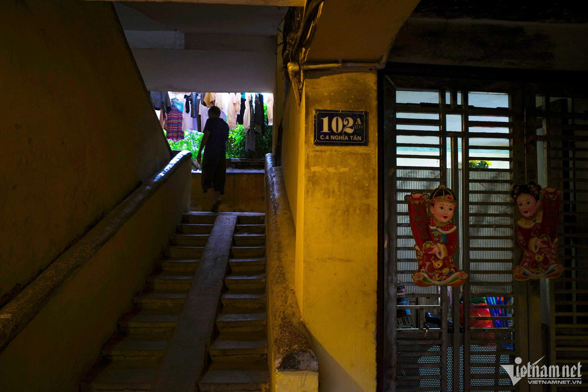 Do mật độ hộ dân cư sinh sống đông, diện tích sử dụng bị eo hẹp, các giàn phơi quần áo được tận dụng ở ngay lối lên cầu thang. Hình ảnh tại dãy nhà C4. Nhiều thiết bị vui chơi dành cho trẻ em tại sân khu tập thể bị hoen gỉ dần theo thời gian và hầu như không còn giá trị sử dụng.