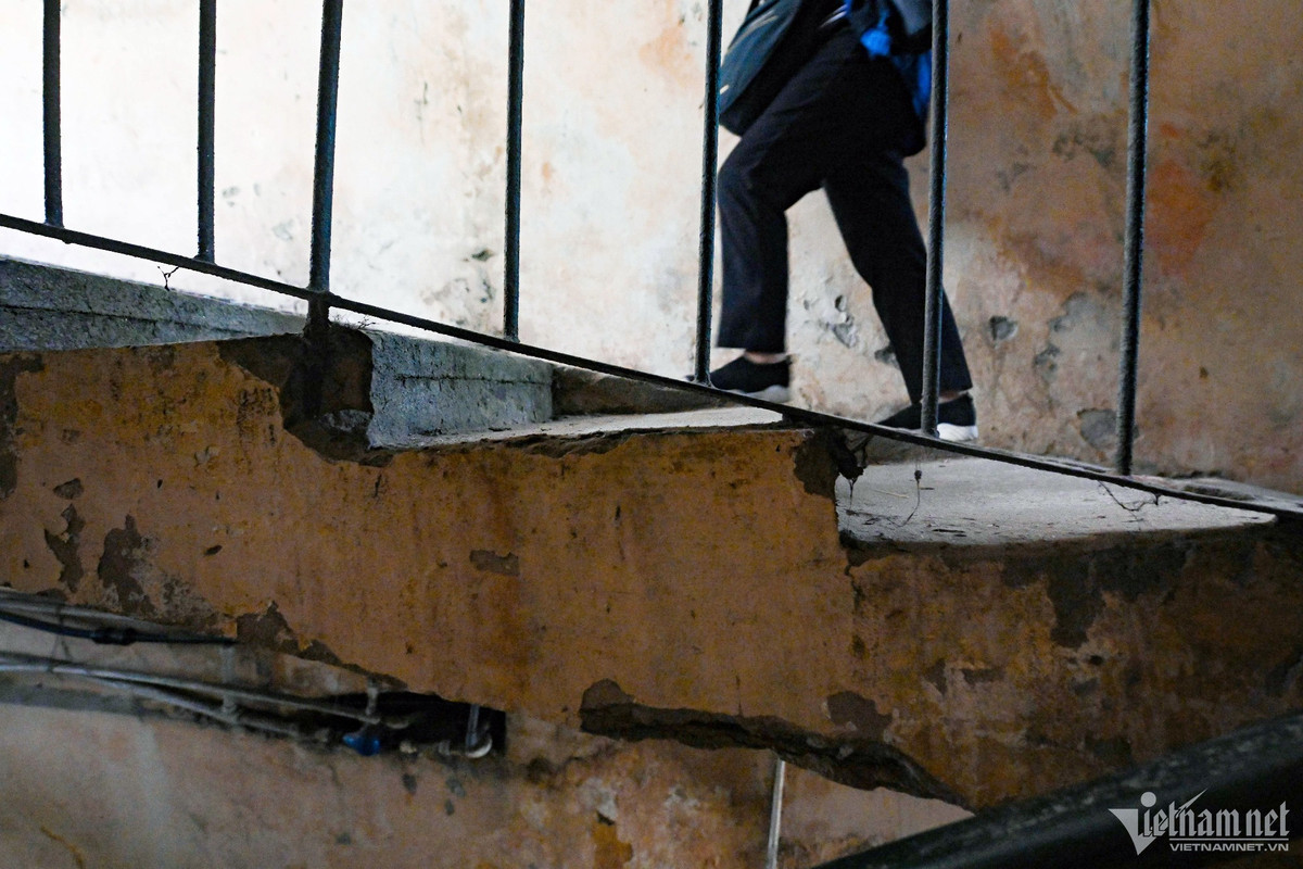 Giống với nhiều dãy nhà khác tại tập thể Nghĩa Tân, cầu thang tại dãy D1 luôn trong tình trạng tay vịn lỏng lẻo, lối đi sứt mẻ.