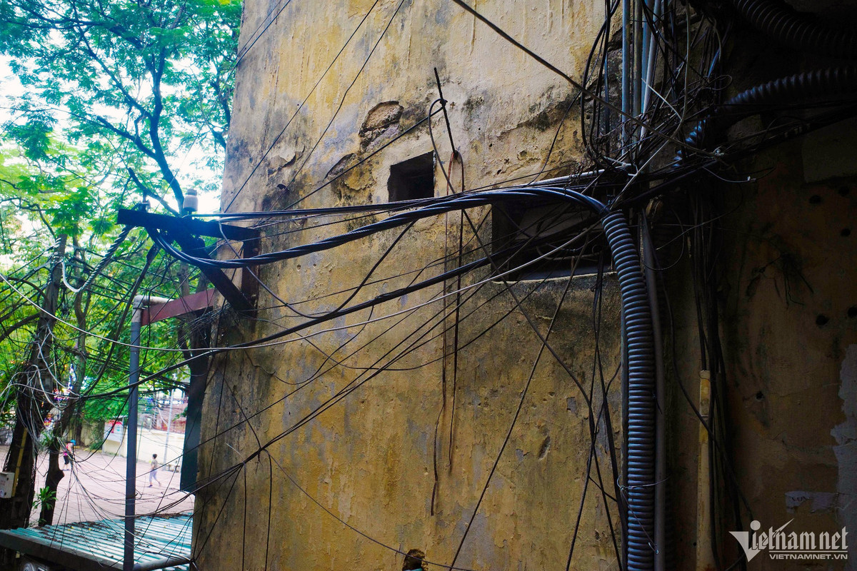 Dây điện chằng chịt nối dài ở các lối thoát hiểm, len lỏi qua các tầng của dãy nhà.