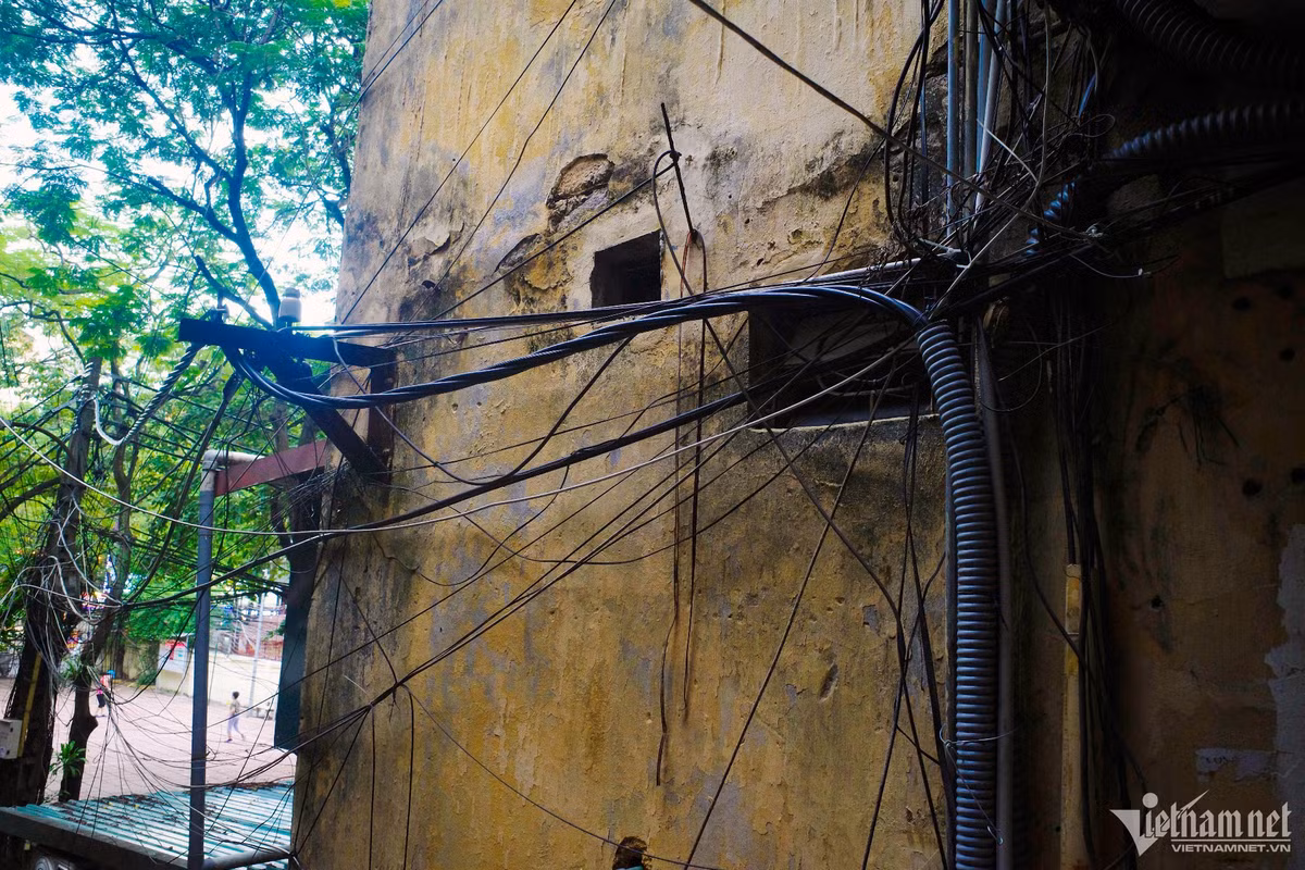 Dây điện chằng chịt nối dài ở các lối thoát hiểm, len lỏi qua các tầng của dãy nhà.