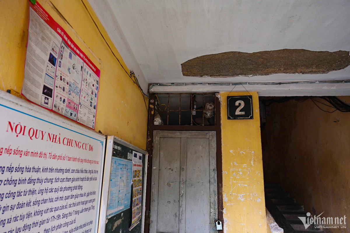 Tại toà D6 Khu tập thể Nghĩa Tân, vết nứt trần do thời gian hiện rõ ngay dưới chân cầu thang.