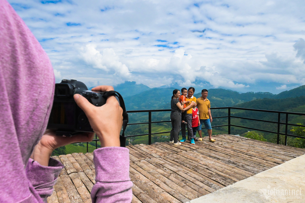 Không chỉ đến để chiêm ngưỡng mùa vàng, nhiều du khách còn thích thú bởi cảnh sắc núi rừng và những biển mây mà vào mùa này gần như ngày nào cũng xuất hiện.