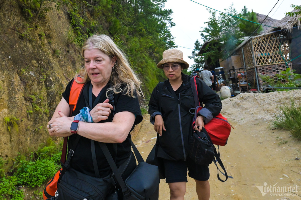 Anna (du khách đến từ Đức) chia sẻ: "Tôi yêu thích du lịch trải nghiệm, vì vậy chọn Hoàng Su Phì là điểm đến. Từ đường đi, khung cảnh núi rừng, sự vắng vẻ, hoang sơ... tất cả đều rất tuyệt vời".