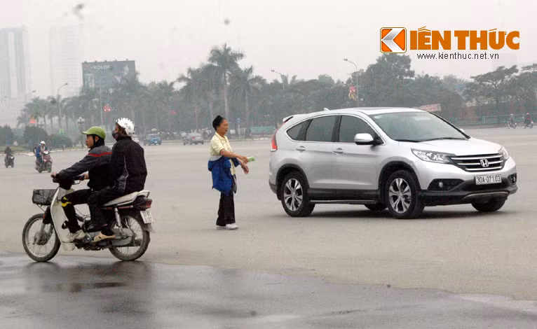 Tuy các quầy bán vé ế khách, nhưng dân "phe vé" thì vẫn xuất hiện khá đông. Cứ có người tới gần quầy bán vé là dân "phe vé" chạy tới chào mời mua vé.