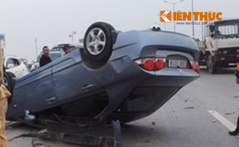 Vụ tai nạn xảy ra vào khoảng 16h ngày 15/11, tại cầu Thanh Trì, Gia Lâm, Hà Nội.