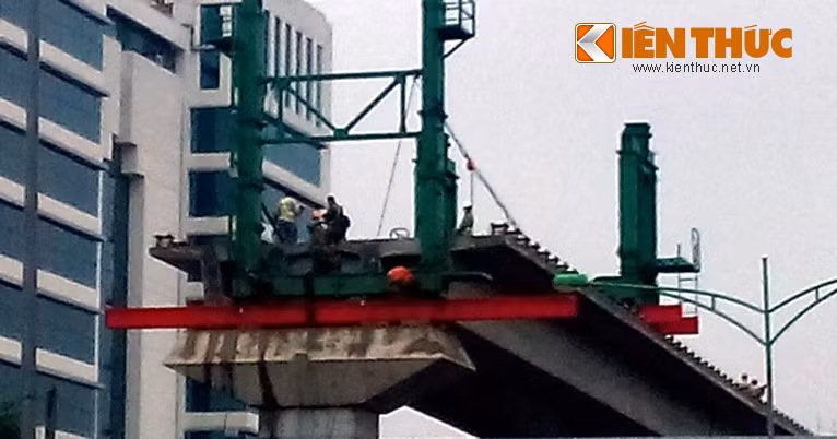 Các công nhân vẫn tiếp tục công việc trên tuyến đường sắt này.